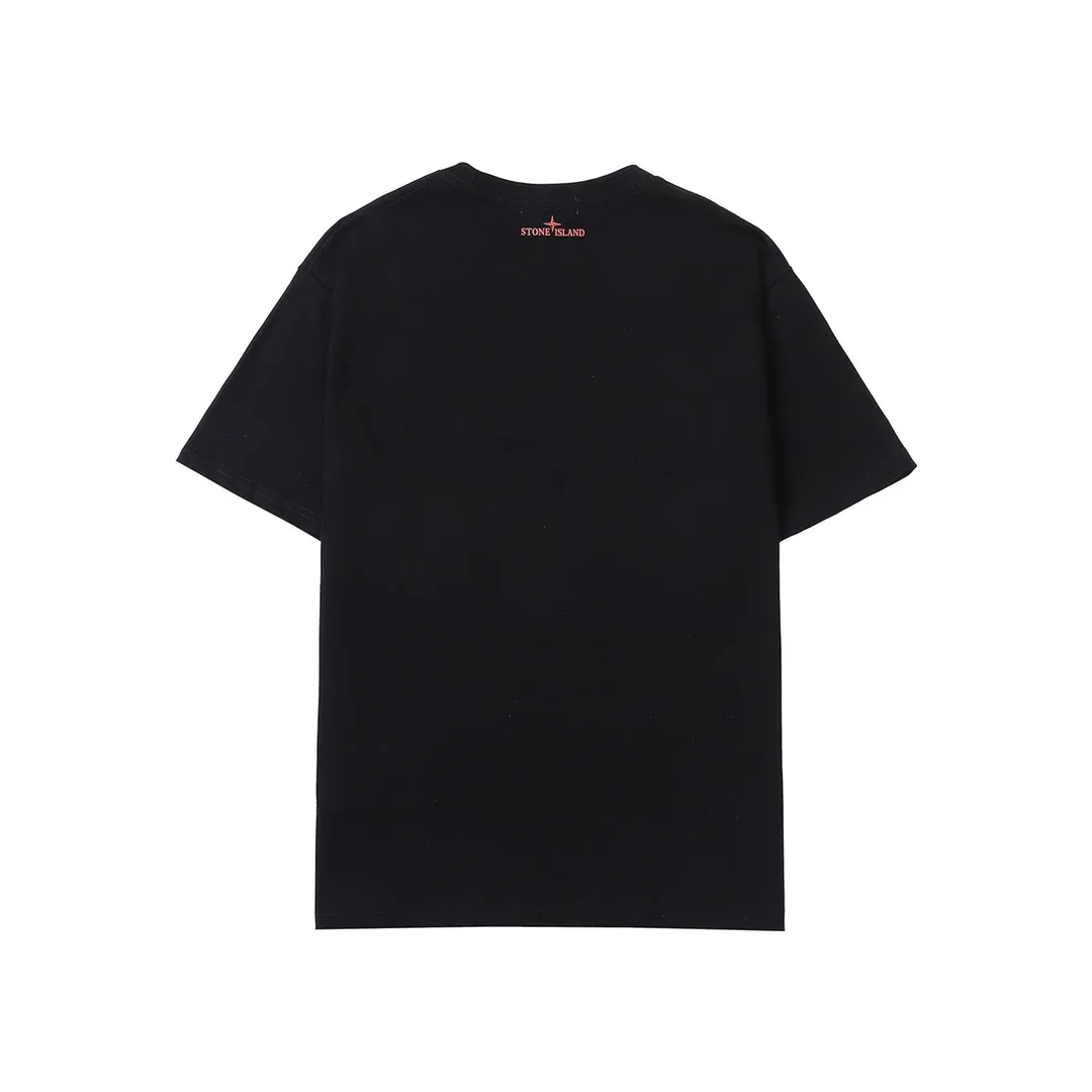W616#P110💰 [Stone lsland/Stone Island summer new short-sleeved T-shirt with red big compass print on the chest] ⚠️[Original creation, high control of details] Made of 260 grams of combed cotton, 32-count double yarn - Simple basic versatile style, original quality, the first choice for couples. - Made in a large factory, four needles and five threads on the shoulder, neatly arranged, high quality workmanship. - Same style for men and women, very versatile, one piece for each person Details are clearly visible. Color: Black White Size: M L
